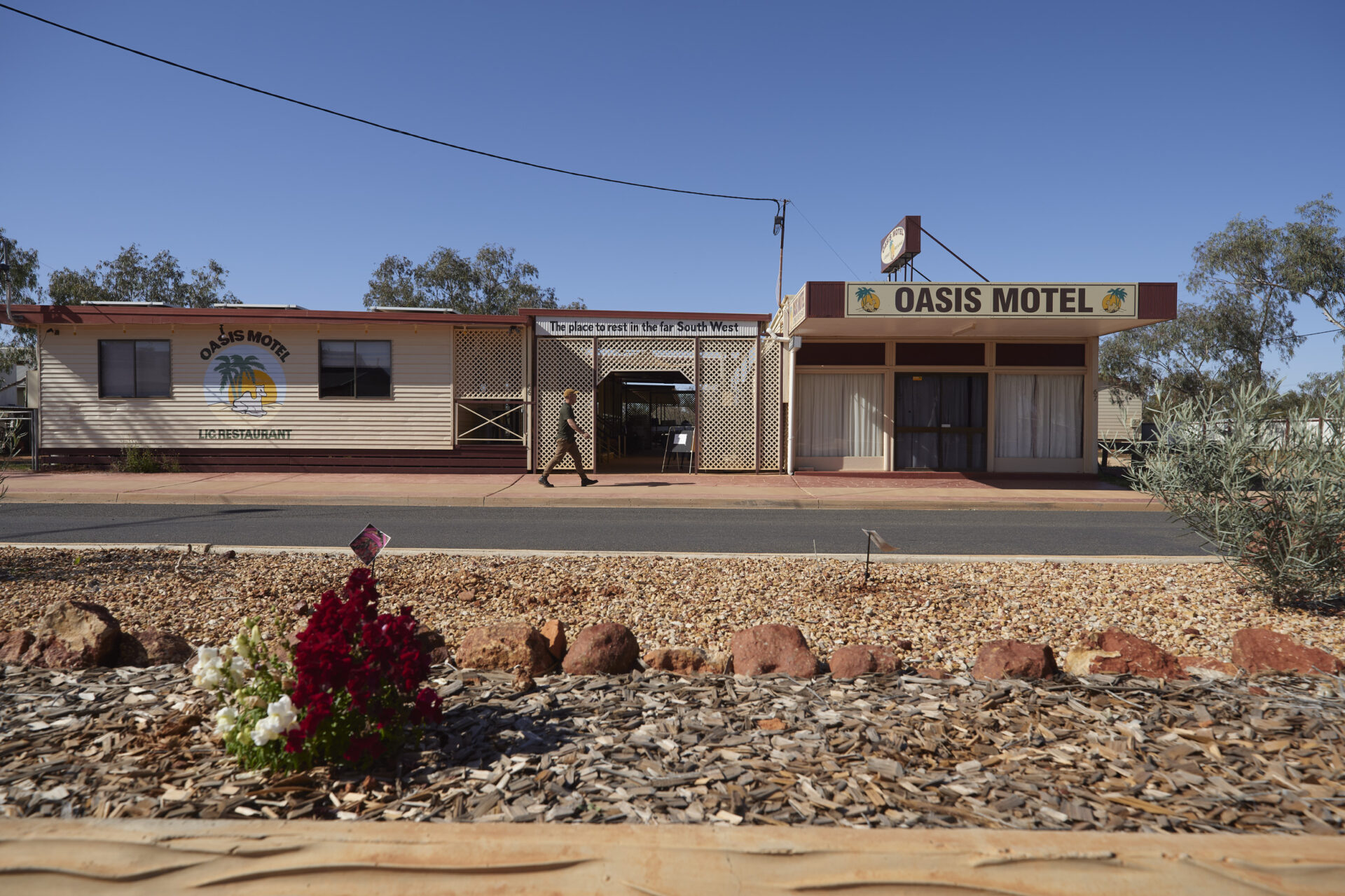 Front entry of the motel with resort style motel rooms